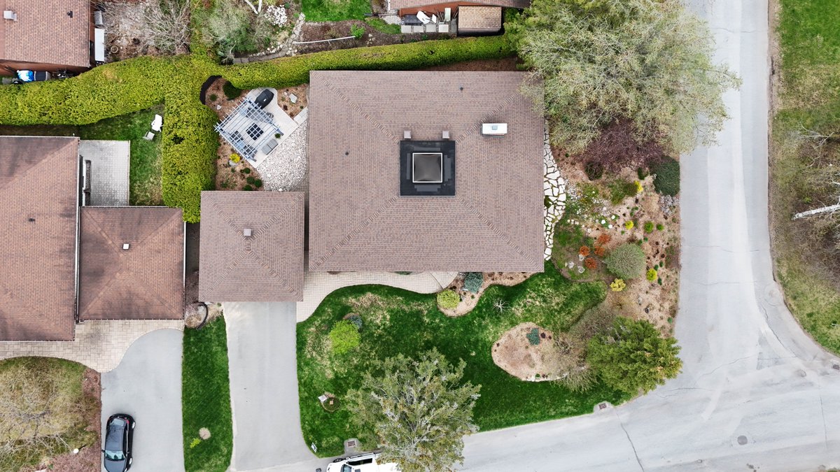 AquilaRoofing's tweet photo. 🏡 New Roof Alert! 📷 Aquila Roofing just wrapped up a CertainTeed Landmark installation in Heather Blend! 📷 Swipe through the photos and see the transformation!   

@CertainTeed #HeatherBlend @QXOInc #AquilaRoofing #OttawaHomes #RoofingDoneRight https://t.co/EZ5lD3oPrS