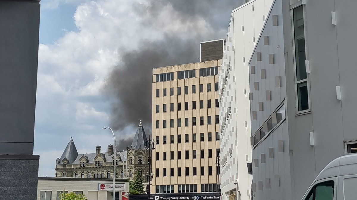 WpgCameraMan's tweet photo. Major fire incident near U of W https://t.co/bI6TPqwlBD