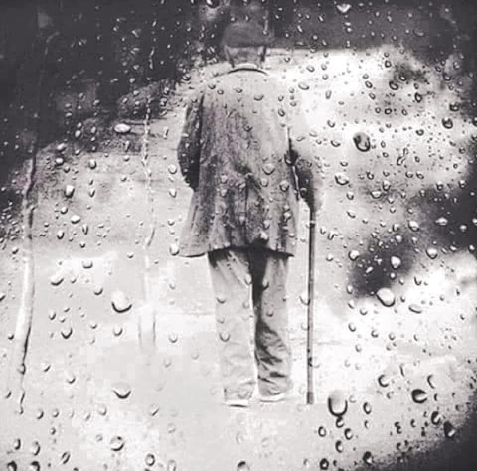 Ve nihayet ikimiz,
Kaçtığımız aşkların toplamıyız...

Selim Temo