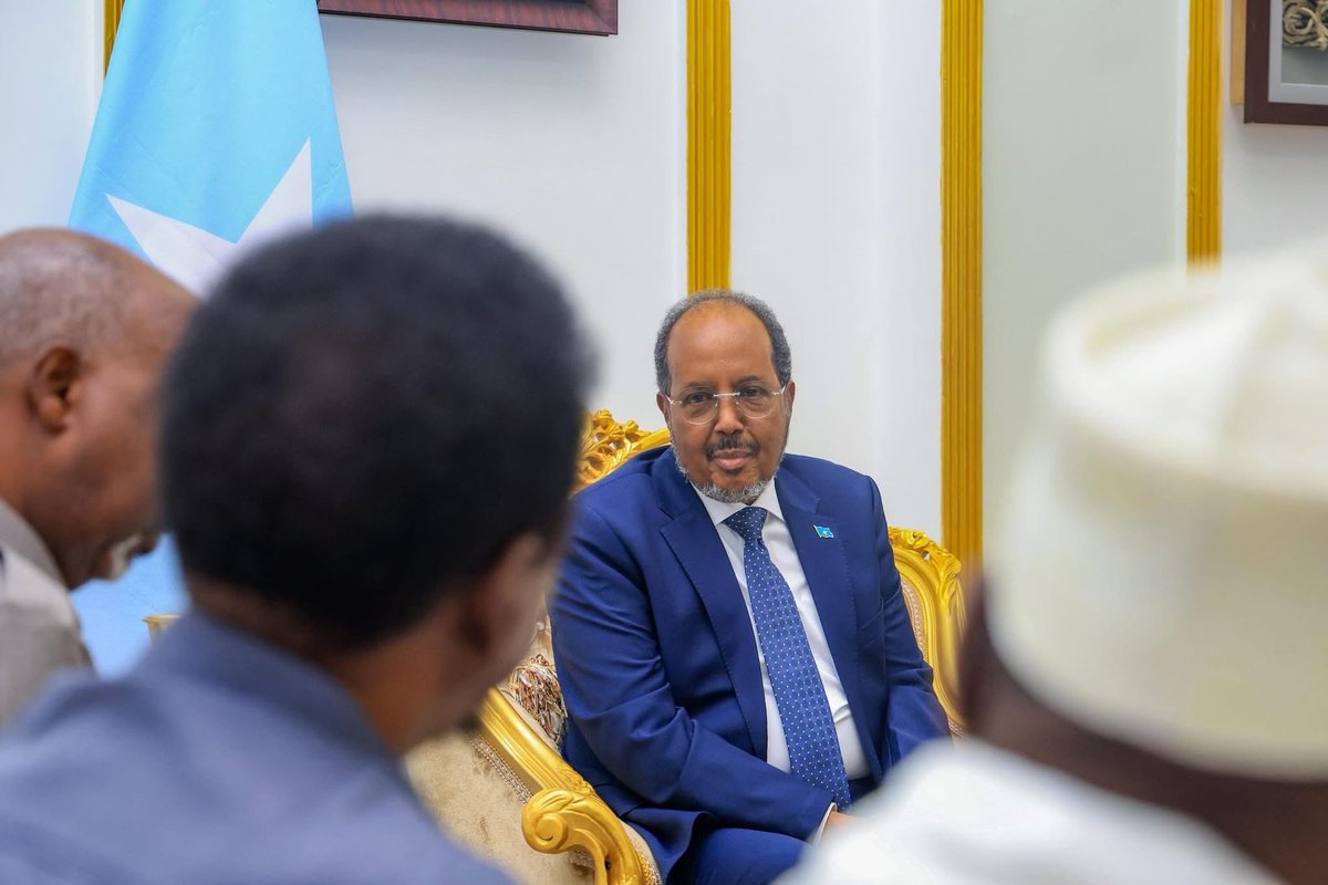TheVillaSomalia's tweet photo. President @HassanSMohamud held a consultative meeting with civil society organizations (CSOs) representatives at Villa Somalia Presidential Palace as part of prepations for the national dialogue scheduled for June 15, 2025.

During the meeting, the President emphasized the critical role of citizens in shaping Somalia’s democratic future and reaffirmed the Government’s commitment to advancing inclusive politics and participatory democratic process.