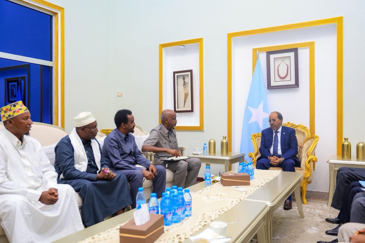 TheVillaSomalia's tweet photo. President @HassanSMohamud held a consultative meeting with civil society organizations (CSOs) representatives at Villa Somalia Presidential Palace as part of prepations for the national dialogue scheduled for June 15, 2025.

During the meeting, the President emphasized the critical role of citizens in shaping Somalia’s democratic future and reaffirmed the Government’s commitment to advancing inclusive politics and participatory democratic process.