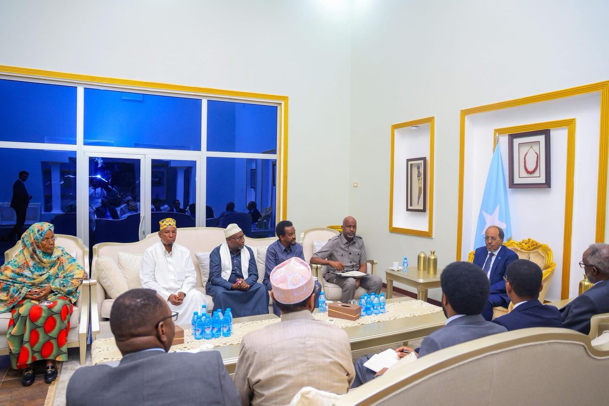 TheVillaSomalia's tweet photo. President @HassanSMohamud held a consultative meeting with civil society organizations (CSOs) representatives at Villa Somalia Presidential Palace as part of prepations for the national dialogue scheduled for June 15, 2025.

During the meeting, the President emphasized the critical role of citizens in shaping Somalia’s democratic future and reaffirmed the Government’s commitment to advancing inclusive politics and participatory democratic process.