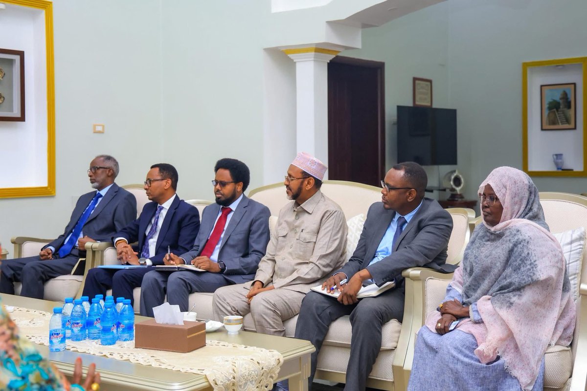 TheVillaSomalia's tweet photo. President @HassanSMohamud held a consultative meeting with civil society organizations (CSOs) representatives at Villa Somalia Presidential Palace as part of prepations for the national dialogue scheduled for June 15, 2025.

During the meeting, the President emphasized the critical role of citizens in shaping Somalia’s democratic future and reaffirmed the Government’s commitment to advancing inclusive politics and participatory democratic process.