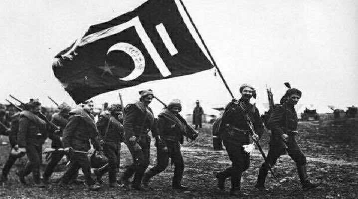 "Çatalca'da patlayan topların sesleri kulağıma geliyor. Edirne'ye atılan gülleler göğsümü döğüyor. Bunların cümlesine mukavemet edecek kuvvetim yok değil. Fakat beni öldürmek isteyen, biaman pençesiyle beynimi karıştıran bir tereddüd var:
Bu tarrakalar, bu darbeler bizi