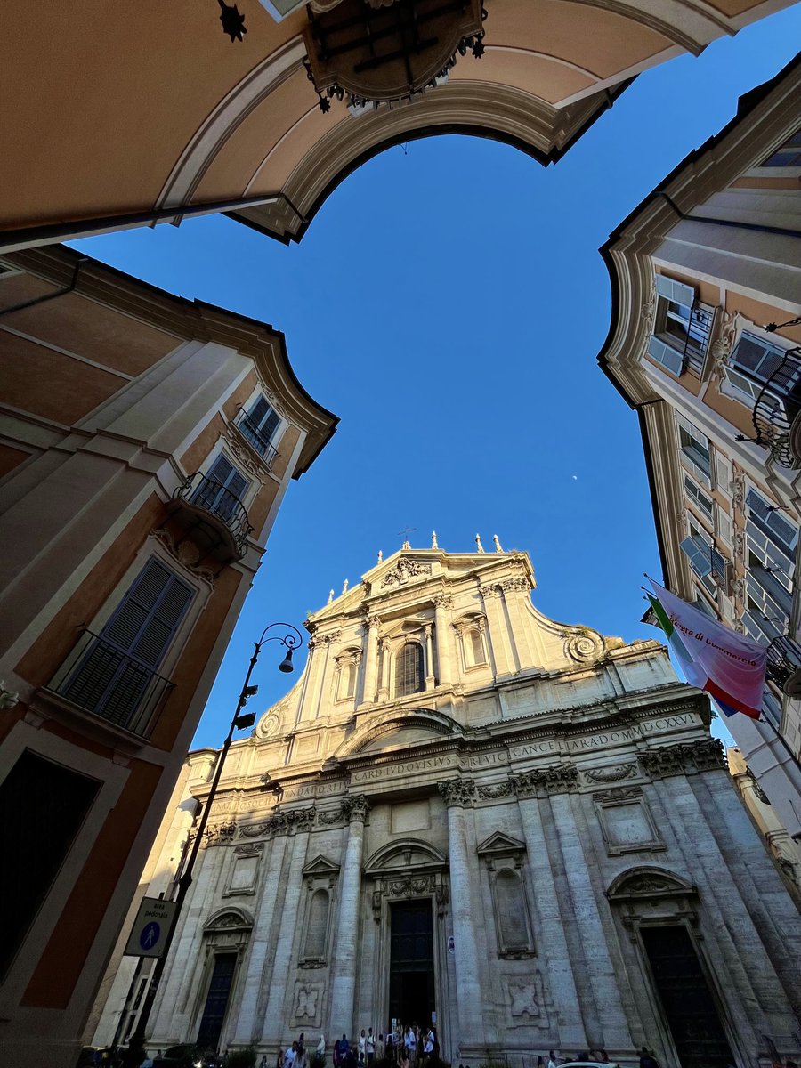 caputmundiHeidi's tweet photo. La luce dorata del sole al #tramonto , riflessa su Sant'Ignazio di Loyola.

#Roma 🤍 https://t.co/MjjTRv79HX