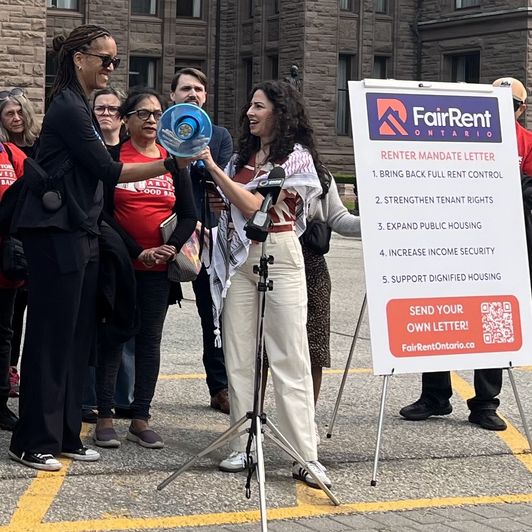 fairwagesnow's tweet photo. Tenants & anti-poverty groups with @FairRent_On presented Premier Doug Ford & Housing Minister Rob Flack with a real mandate letter to ensure housing is a right for all of us, not a profit-making venture for corporations & landlords. 1/2
#RentControlNOW #Justice4Workers