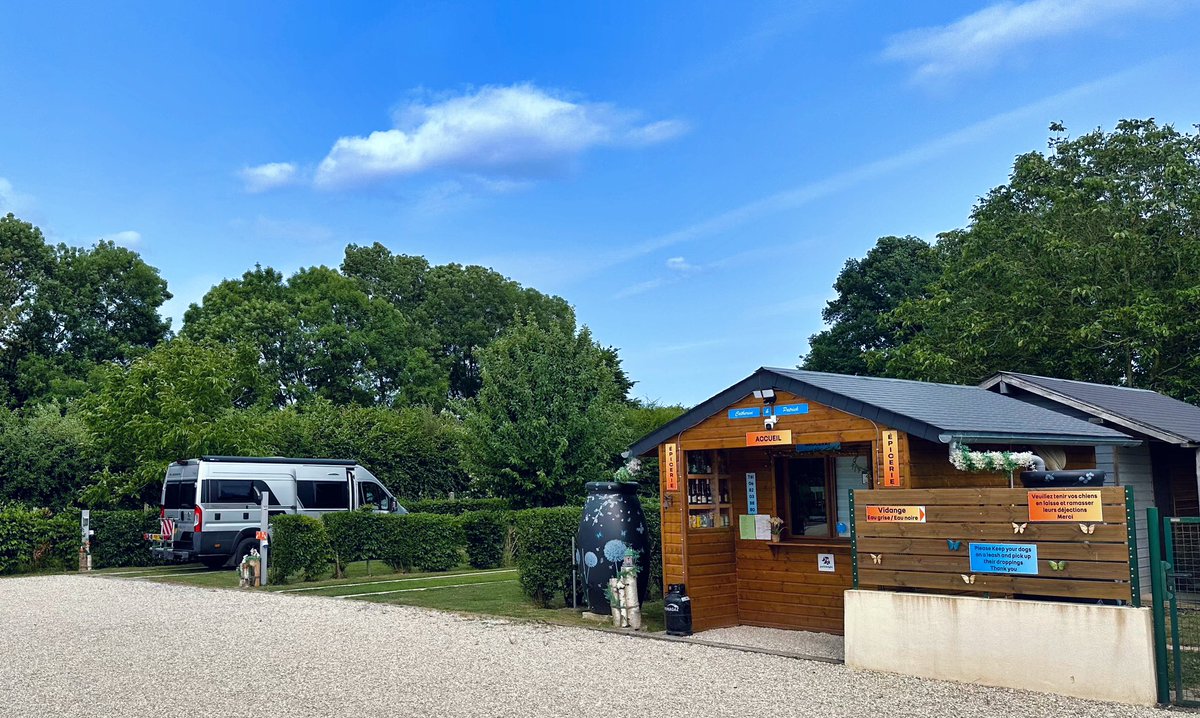 First day of the trip in France. After a long drive (avoiding tolls this time) we found a delightful aire between Rouen and Le Mans. 😎🚐🇫🇷 Thanks to all for your good wishes for a safe trip 👍