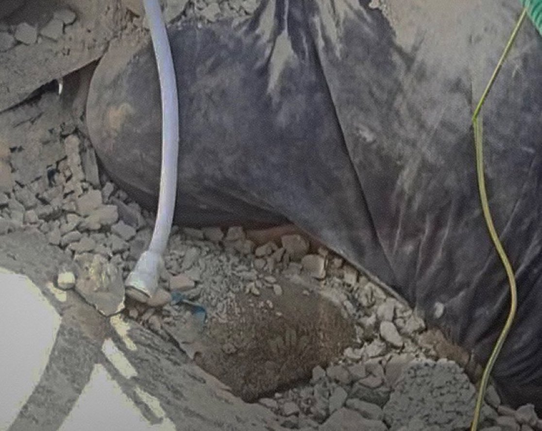 Namaz kıyafeti ile secde ederken enkaz altında şehit olarak bulunan Gazzeli bir kadın..

- Mekanı cennet olsun.