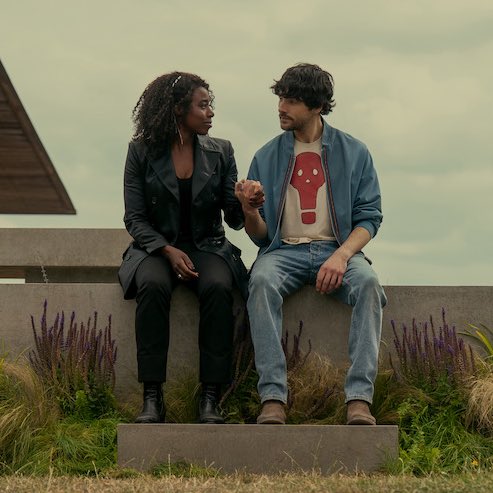 death and sexton             death and sexton
in the comics                      in the show

#thesandman #colinmorgan