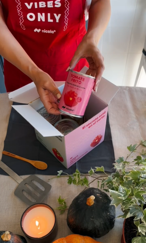 🎁 Cada lata que sale de Conservas Nicola lleva mucho más que tomate frito: lleva historia, cariño y sabor. Nos encanta preparar cada envío con mimo, porque creemos que los pequeños detalles también se saborean. 

🥫 El secreto está en el cariño. Y en el tomate, claro.