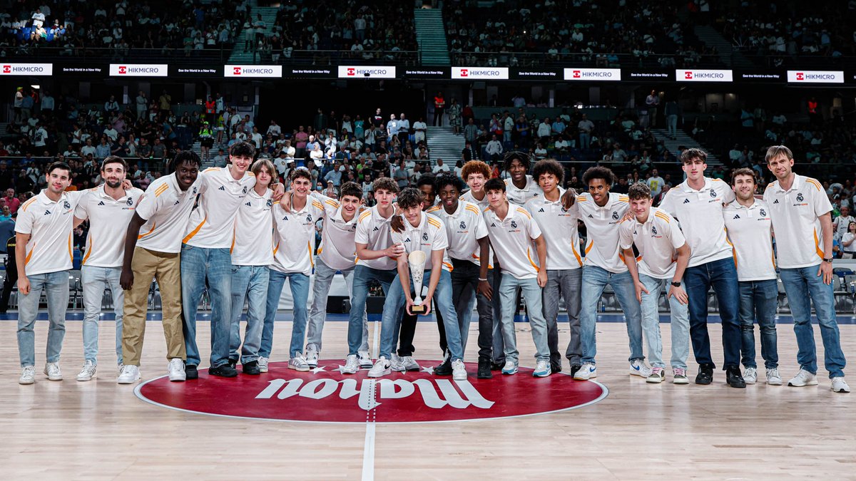 🏆 El Cadete A ofreció a la afición el trofeo de campeón de España.