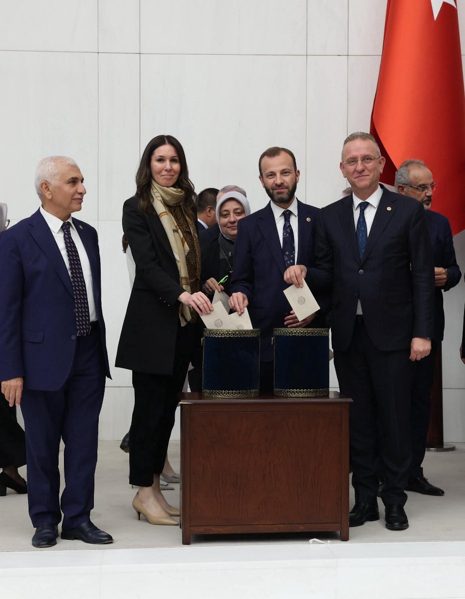 Bugün gerçekleştirdiğimiz 28. Yasama Dönemi 2. Devre Meclis Başkanlığı seçimleri ile yeniden TBMM Başkanlığına seçilen İstanbul Milletvekilimiz Sayın Prof. Dr. <a href="/NumanKurtulmus/">Numan Kurtulmuş</a>’u tebrik ediyor; Ülkemiz, Milletimiz ve Gazi Meclis’imiz için hayırlara vesile olmasını diliyorum.