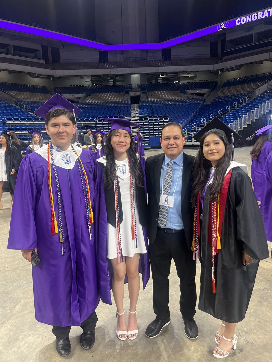 MrGTeachesMath's tweet photo. My last graduation at Warren 💜 https://t.co/gLbMEvT8s4