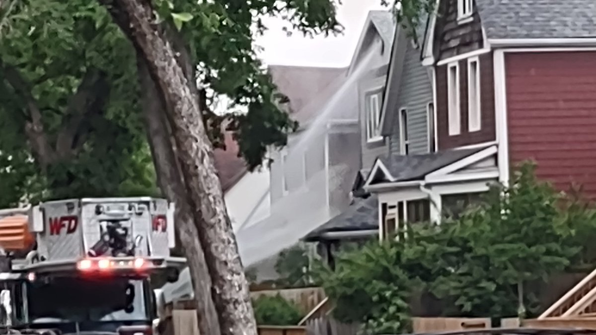 WpgCameraMan's tweet photo. House fire on Langside , massive amounts of smoke.
Hydro lines down in back lane, https://t.co/GMjk9BSjlY