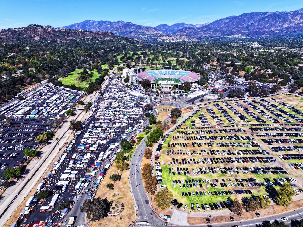 The Rose Bowl Flea Market returns this Sunday! Spend the day exploring vintage treasures, connecting with local artisans, and taking in the energy of the largest flea market on the West Coast. There’s no better way to spend a Sunday. Get tickets: bit.ly/RBFM-June8