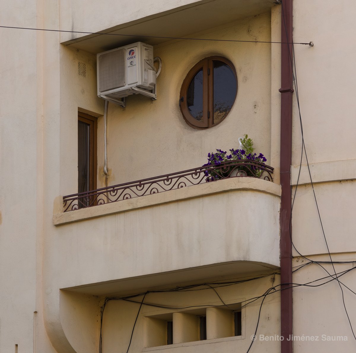 bjsauma's tweet photo. Architecture in Bucharest. 
Early art-deco apartment building. 
Plantelor area. 

#Bucuresti #Bucharest #Architecture #Romania #ArtDeco #streetphotography #architecturephotography #interwar #urbanphotography #plantelor https://t.co/ypkwEUk9by