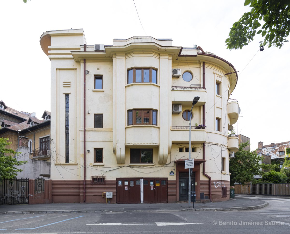 bjsauma's tweet photo. Architecture in Bucharest. 
Early art-deco apartment building. 
Plantelor area. 

#Bucuresti #Bucharest #Architecture #Romania #ArtDeco #streetphotography #architecturephotography #interwar #urbanphotography #plantelor https://t.co/ypkwEUk9by