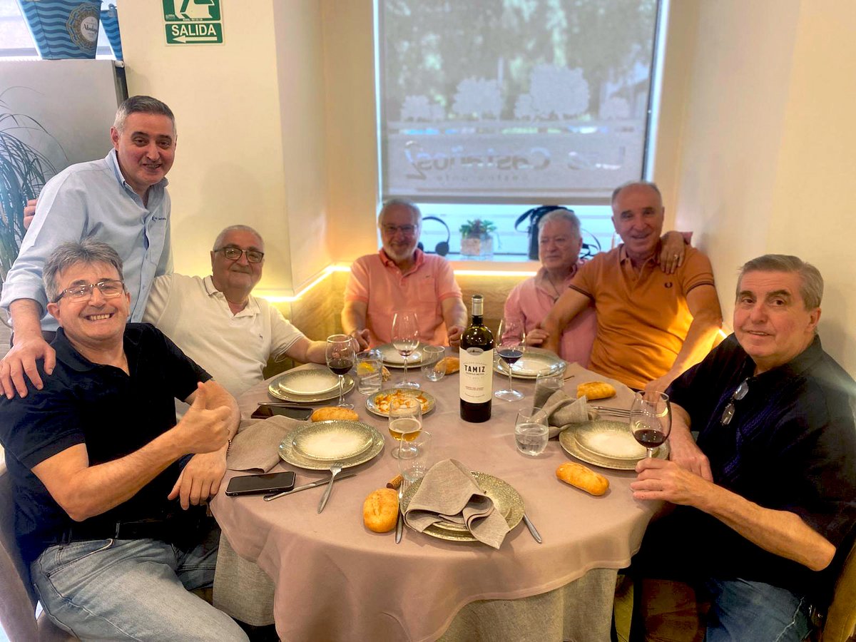 ZuazoGaston's tweet photo. En Madrid, nuestro delegado Eduardo Sabio compartió mesa con empresarios y el dueño de Los Castaños 2.
Trato cercano, cocina excepcional y un maridaje perfecto con nuestro Tamiz, elegante Ribera del Duero. 🍷
#Tamiz #TeofiloReyes #RiberaDelDuero #Madrid https://t.co/8GxZaeq3UN