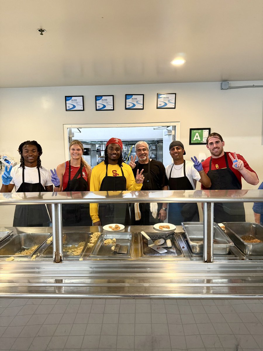 houseof_victory's tweet photo. SIX HUNDRED lunches served at @LADreamCenter with athletes representing @uscfb, @USCBeach and @USCWaterPolo ✌️

Showing up for our community and showing what it means to give back 🤝

#FightOn | #HouseofVictory #NIL https://t.co/H3BgW3wQ0z