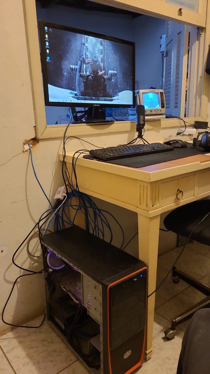 DonFarcenim's tweet photo. @Lynnda_VT N sei se arrumo 1° a parede (mas perde buraco de passar cabo), o PC (parar de esquentar e pode fechar ele), ou o monitor (pegar algo q n seja preto/branco)

Aceito dicas doq fazer pro Mousepad parar de derreter embaixo, amputei parte do menino mas espalhou, dae cobri c/ papel msm https://t.co/POtULpIdbc