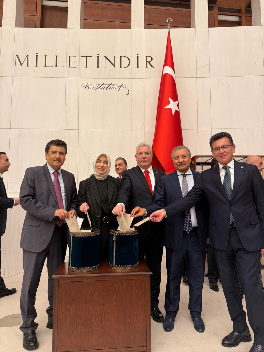 Türkiye Büyük Millet Meclisi Başkanlığı görevine yeniden seçilen Sayın Prof. Dr. Numan Kurtulmuş’u tebrik ediyorum.
Sayın Başkanımıza üstün başarılar diliyorum.

Ülkemiz, Milletimiz ve Gazi Meclisimiz için hayırlı olsun. 

<a href="/NumanKurtulmus/">Numan Kurtulmuş</a> <a href="/TBMMresmi/">TBMM</a>