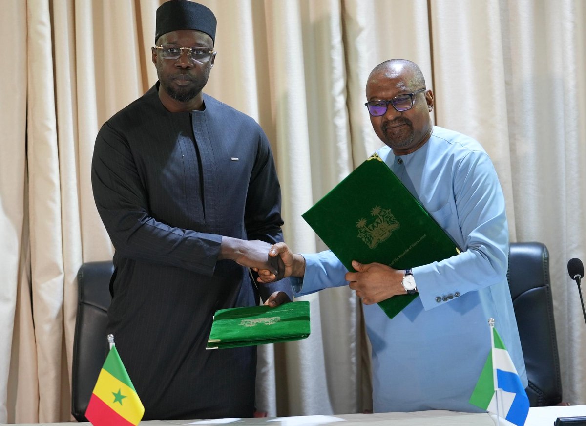 #Freetown- En visite officielle en Sierra Leone, le Premier ministre Ousmane SONKO a signé, ce mardi 03 juin à Freetown, plusieurs accords de coopération avec les autorités sierra-léonaises.
À l’issue d’une séance de travail entre les délégations des deux pays, plusieurs