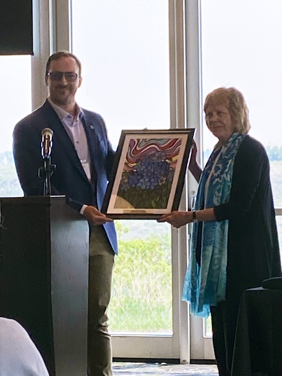 👏 Congratulations to <a href="/URSocialWork/">University of Regina Faculty of Social Work</a>'s  Dr. Bonnie Jeffery and the <a href="/SPHERUsask/">SPHERU</a> team!

Their 𝘋𝘦𝘮𝘦𝘯𝘵𝘪𝘢 𝘚𝘶𝘱𝘱𝘰𝘳𝘵𝘴 𝘪𝘯 𝘙𝘶𝘳𝘢𝘭 𝘚𝘢𝘴𝘬𝘢𝘵𝘤𝘩𝘦𝘸𝘢𝘯 project has received the 2025 Dementia Friendly Community Champion Award from Alzheimer Society of Saskatchewan.💜