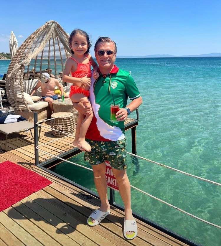 Xarriable's tweet image. Didim “The Lea Hotel” personelleri Amedspor ve Licespor formalarıyla hizmet veriyor. 

Otelin sahibi Diyarbakırlı İbrahim Amedi, Ümit Özdağ’a küfür edip Bursasporlu kadına sataştığı tweetleri mevcut, altta ekliyorum. +