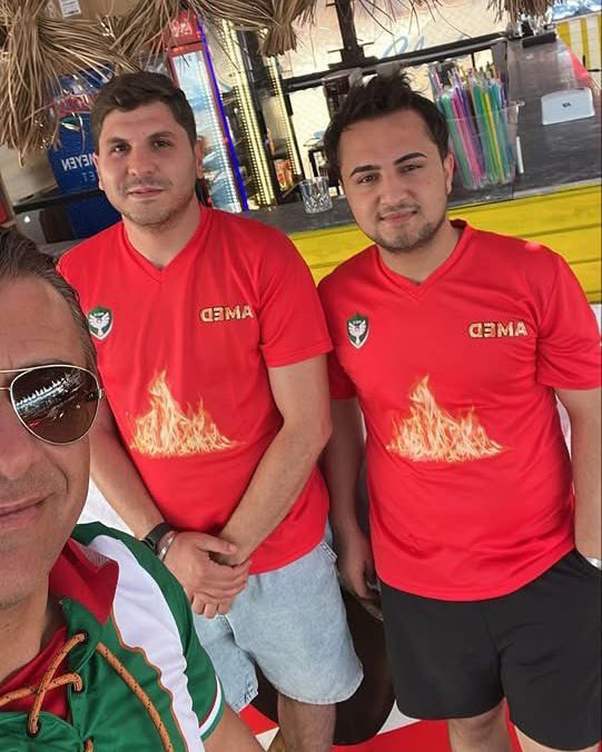 Xarriable's tweet image. Didim “The Lea Hotel” personelleri Amedspor ve Licespor formalarıyla hizmet veriyor. 

Otelin sahibi Diyarbakırlı İbrahim Amedi, Ümit Özdağ’a küfür edip Bursasporlu kadına sataştığı tweetleri mevcut, altta ekliyorum. +