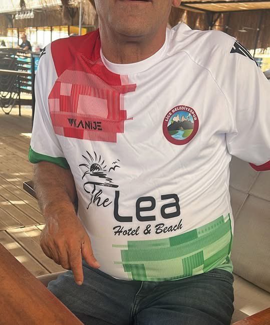 Didim “The Lea Hotel” personelleri Amedspor ve Licespor formalarıyla hizmet veriyor. 

Otelin sahibi Diyarbakırlı İbrahim Amedi, Ümit Özdağ’a küfür edip Bursasporlu kadına sataştığı tweetleri mevcut, altta ekliyorum. +
