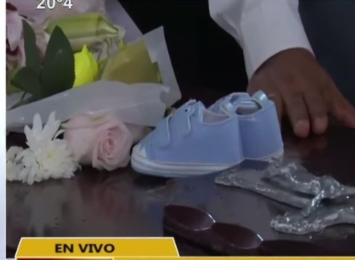 berenicepy's tweet image. esta imagen del féretro de Maria Fernanda me partió el alma. junto a sus restos, los zapatitos de su bebé que no tuvo la oportunidad de nacer. ruego que ese maldito psicópata viva cada día de su asquerosa vida con el tormento de lo que hizo.
y que el aire, se lo inyecte el.