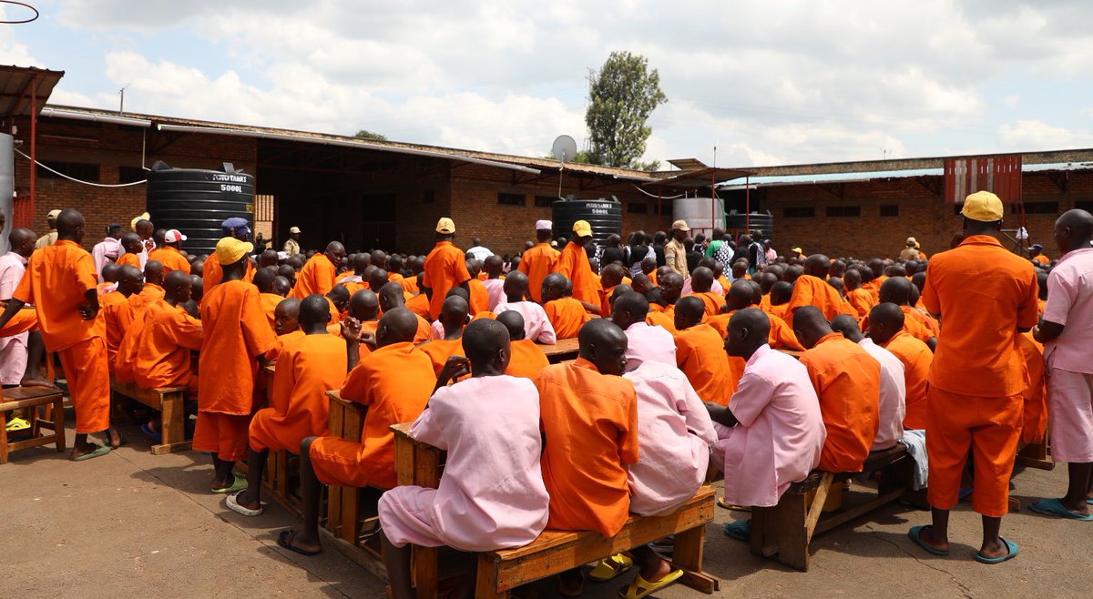 Rwanda Parliament (@rwandaparliamnt) on Twitter photo Visi Perezida wa Sena <a href="/NyirahabimanaS/">NYIRAHABIMANA Soline</a> yasuye abana bagororerwa mu igororero rya <a href="/NyagatareDistr/">Nyagatare District</a> hagamijwe kumenya uko babayeho n'uko bafashwa kubona ubutabera.
Visi Perezida yasabye abana bahagororerwa kugira intego y'icyo bazaba cyo ubwo ibihano byabo bizaba bisojwe. Visi Perezida wa Sena <a href="/NyirahabimanaS/">NYIRAHABIMANA Soline</a> yasuye abana bagororerwa mu igororero rya <a href="/NyagatareDistr/">Nyagatare District</a> hagamijwe kumenya uko babayeho n'uko bafashwa kubona ubutabera.
Visi Perezida yasabye abana bahagororerwa kugira intego y'icyo bazaba cyo ubwo ibihano byabo bizaba bisojwe.