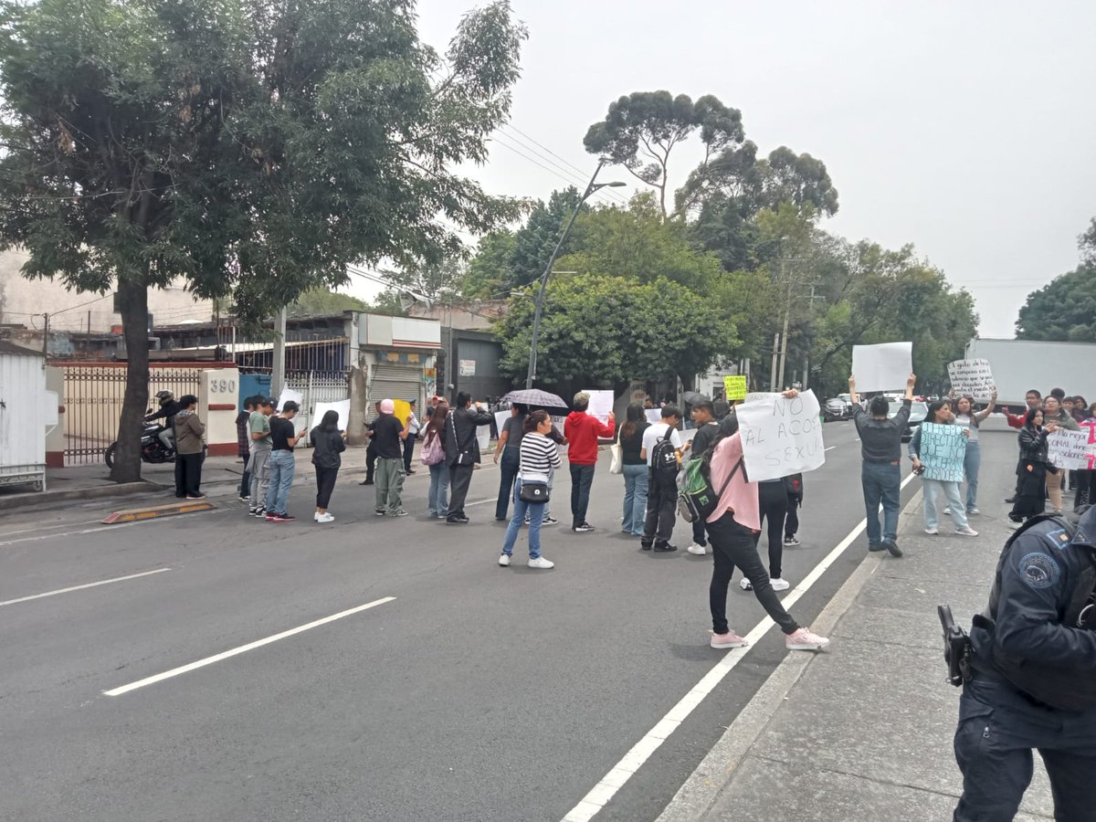 BlindarMH's tweet photo. 🚧 Atención, vecinos.

Se presenta cierre en ambos sentidos de la vialidad sobre Calz. México-Tacuba, a la altura del Parque Cañitas, col. Popotla @AlcaldiaMHmx, por concentración de personas.

Evita la zona y toma precauciones. 🚦

@mauriciotabe 
@GomezZalce
#BlindarMH🛡️ https://t.co/P8wbE9MESM