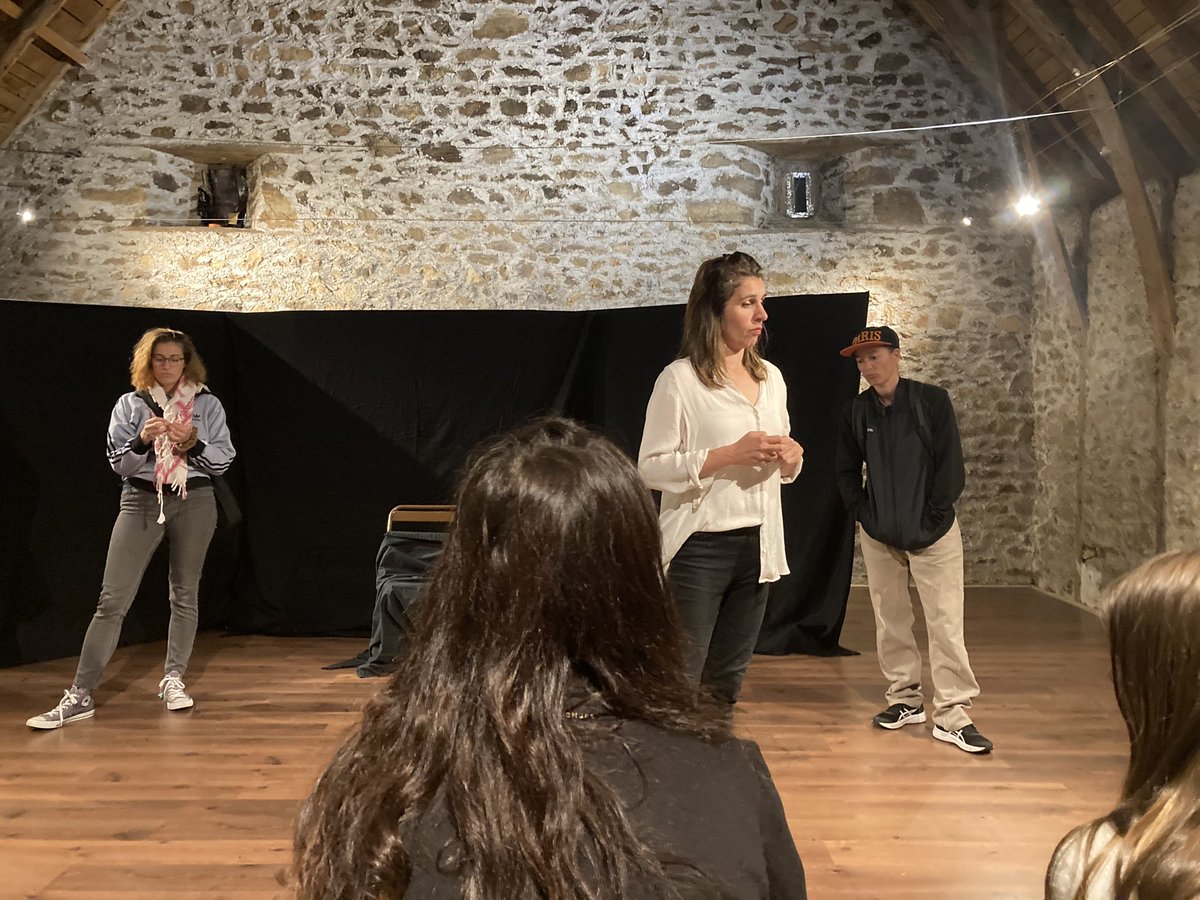 Soirée spectacle avec la compagnie @Arts_qi_med à Bourg-Lastic dans le cadre du programme d’actions du #TER Sancy-Artense. Lien assuré entre parents, élus, enfants et personnels EN grâce à cette pièce interactive sur le harcèlement 👍. <a href="/acclermont/">Académie de Clermont-Ferrand</a> <a href="/virgindupont/">virginie dupont</a>
