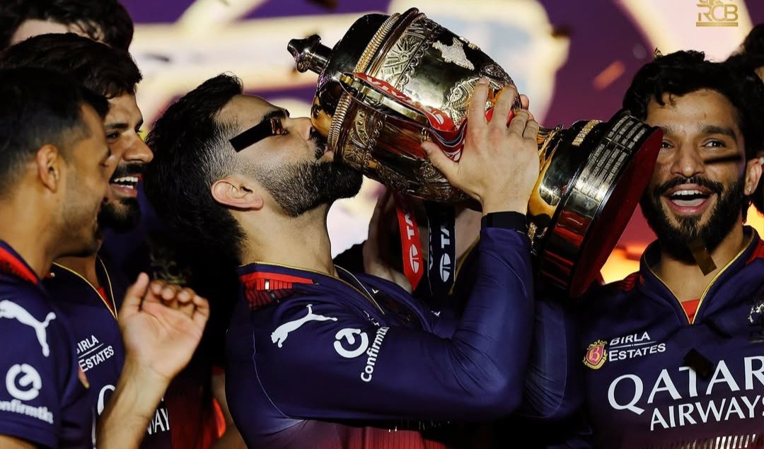 Congle_India's tweet photo. Love is in the air FINALLLY - we're all winners tonight! 🏆❤️
#EeSalaCupNamde #RCBvsPBKS #ViratKohli𓃵 #IPL2025 #IPLFinals https://t.co/dusuMeh7hU