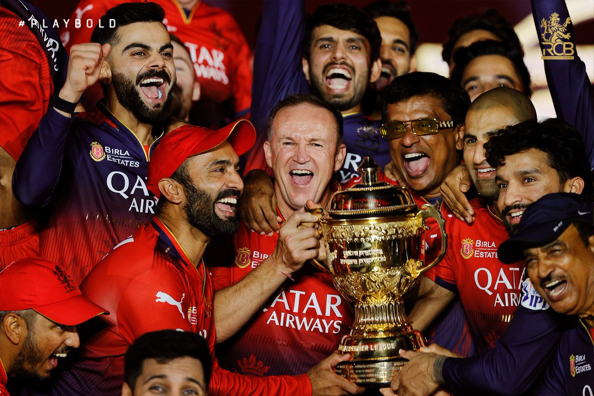 mufaddal_vohra's tweet photo. Dinesh Karthik and Andy Flower - two unsung heroes of RCB. 🙇‍♂️🏆 https://t.co/Z7DieX2sxs