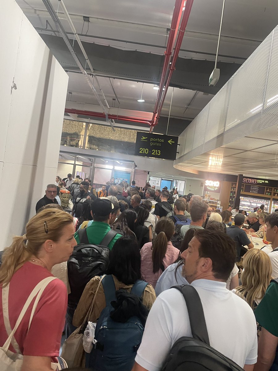 bethaniabarry's tweet photo. A inteligência de fazer obra no aeroporto de Lisboa em pleno verão/ mês de festas de santos. Terminal 2 caótico, cheguem cedo. #lisbon #lisboa #aeroportodelisboa https://t.co/F7nXQvNthr