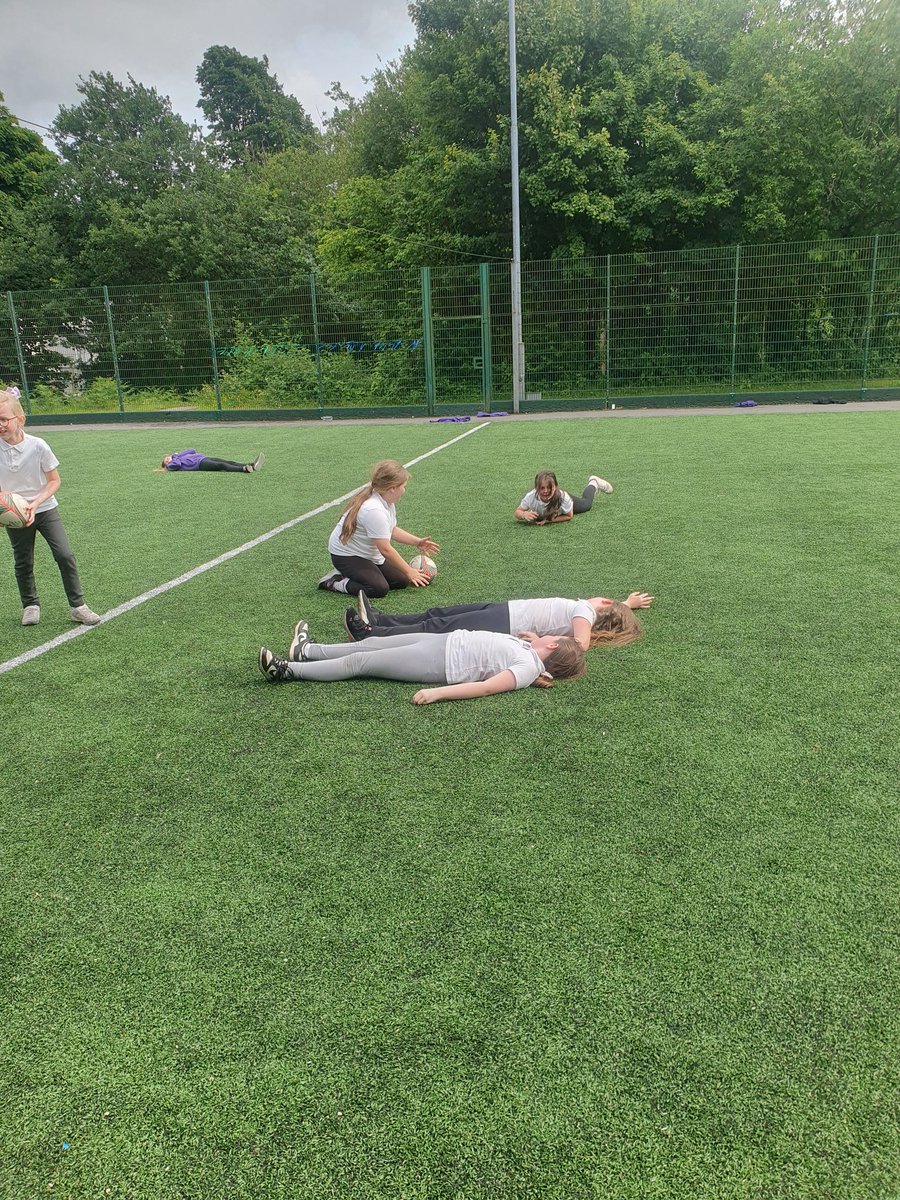 Cyfle dosbarth Mrs Simpson-John oedd cael sesiwn rygbi gan Mr Dafis heddiw 💪🏉

Wrth i rai o'r blant mynd bant i Gerddi Soffia am y criced, fe wnaeth gweddill y dosbarth mwynhau y gemau rygbi 👌👏

#StuckInTheMud #Hotdog