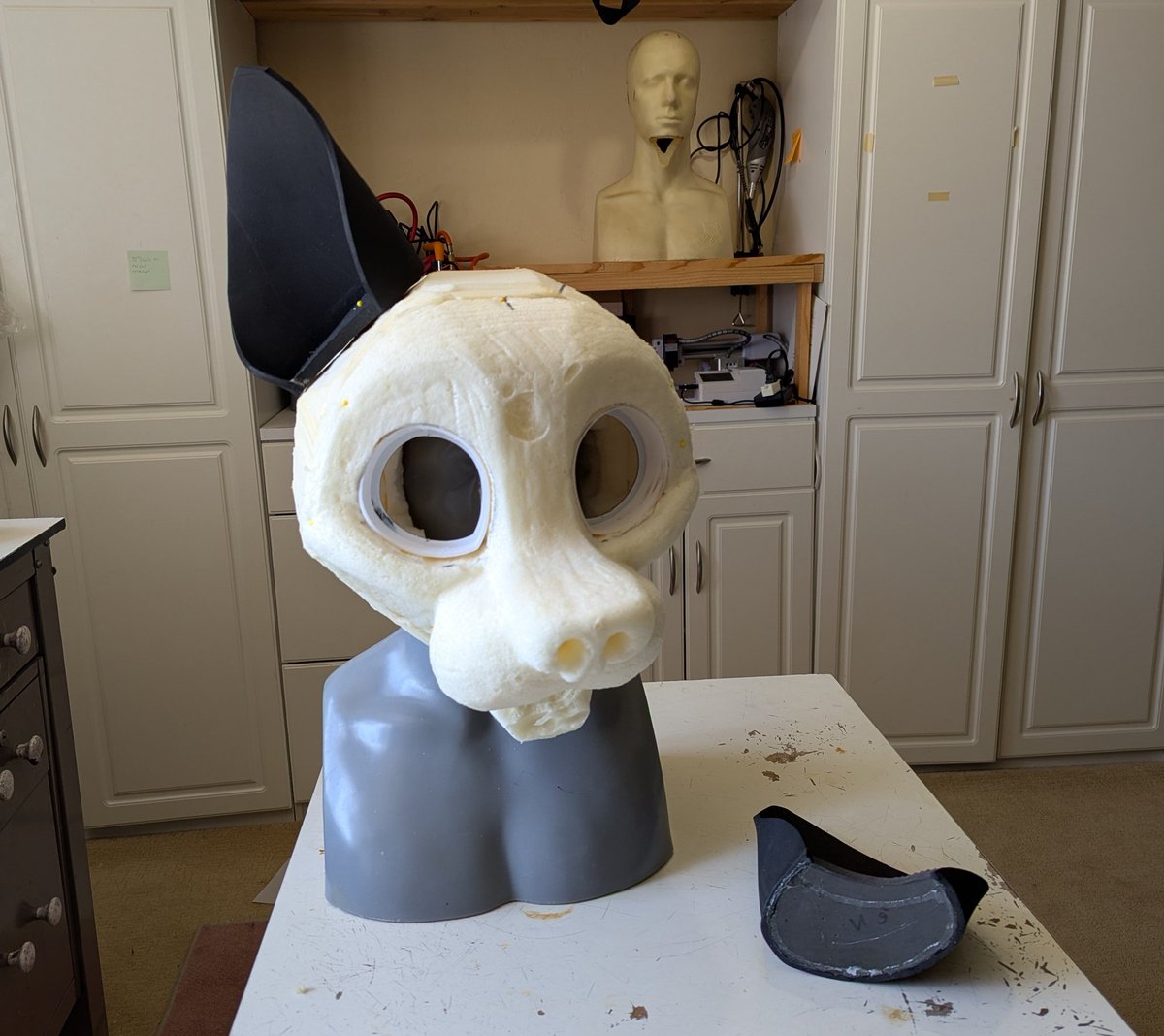 Getting a HEAD start on commissions hehehoho
#WIP #BTS #fursuitmaker