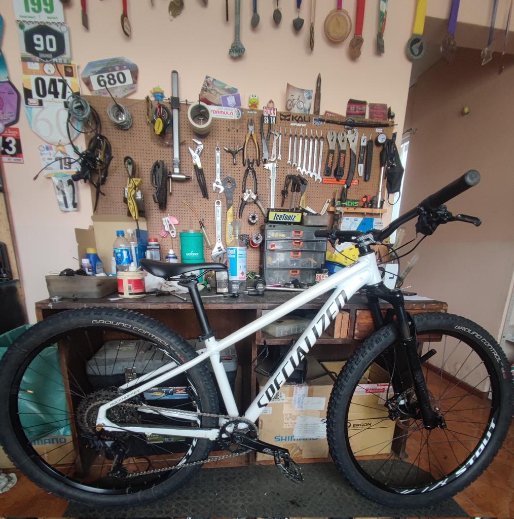 BicitechMTB's tweet photo. Listos con esta blanquita que va a la carrera del sabado 🏁
🛠️🛠️🛠️🛠️🛠️
#Antofagasta #TallerDeBicis #BicitechMTB #SpecializedBikes
🌐https://t.co/JegRSYRD2w https://t.co/Pg2C85Qts0