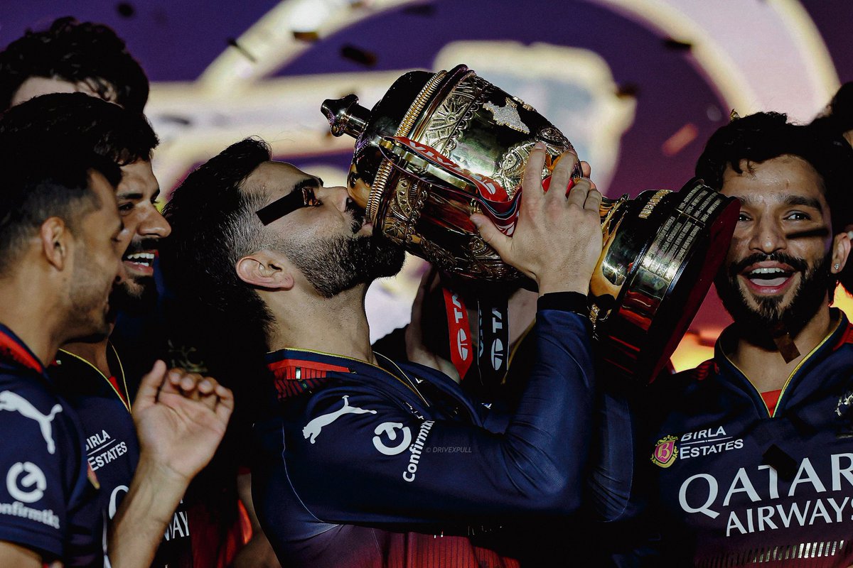 imSgarima's tweet photo. Mil hi gyi wo khushi.....❤️🔥💫
A long wait of 18 years is finally over for Jersey No. 18 ! 💪🏻🧿
#ViratKohli𓃵 #RCBvPBKS #IPLFinals #RCBvsPBKS 
#IPL2025Final https://t.co/qiQ8Mfp6Pl