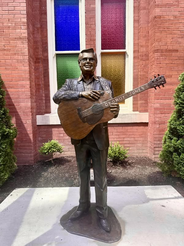 kipshots's tweet image. The newest statue on our Icon Walk is…
George Jones  #RymanAuditorium #Nashville