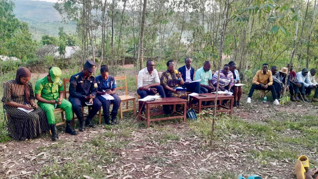 Kayonza District (@kayonzadistrict) on Twitter photo Mu Mirenge yose y'Akarere hateraniye inteko z'abaturage, Meya <a href="/BoscoNyemazi/">Nyemazi John Bosco</a> ari kumwe na Depite Tumukunde Hope n'abagize inzego z'umutekano, bifatanyije n'abaturage bo mu Murenge wa Kabarondo mu nteko yateraniye mu Kagari ka Cyabajwa.
1/4 Mu Mirenge yose y'Akarere hateraniye inteko z'abaturage, Meya <a href="/BoscoNyemazi/">Nyemazi John Bosco</a> ari kumwe na Depite Tumukunde Hope n'abagize inzego z'umutekano, bifatanyije n'abaturage bo mu Murenge wa Kabarondo mu nteko yateraniye mu Kagari ka Cyabajwa.
1/4