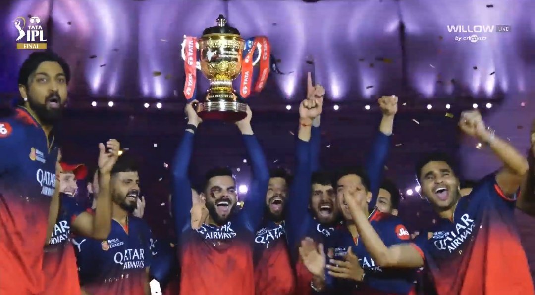 anmolji_'s tweet photo. आज सुकून की नींद आयेगी 🥳😊❣️
Most awaited celebration picture🤩
#king 
#RCBvsPBKS #ViratKohli𓃵 #IPLFinal https://t.co/2eFFt5ucxx