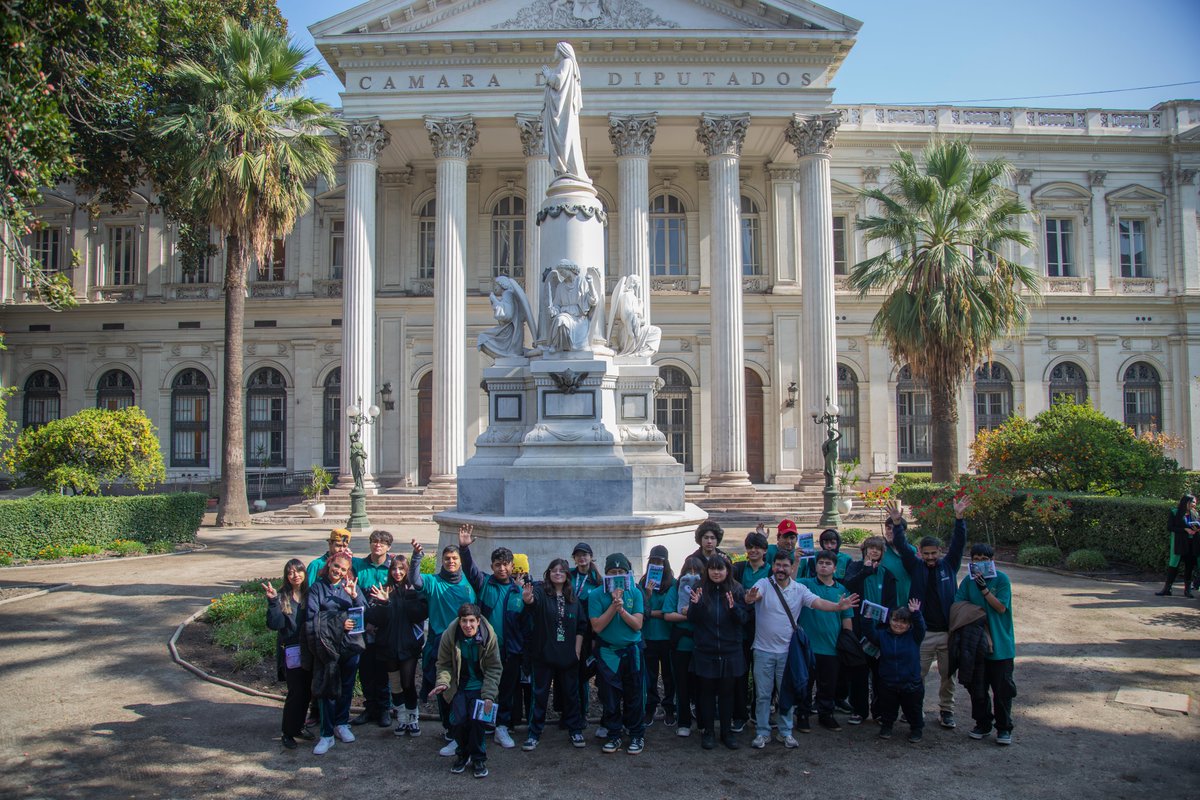 🔴Una treintena de estudiantes sordos y docentes del Colegio Jorge Otte Gabler pudieron conocer las dependencias del edificio del Congreso Nacional en Santiago, en una visita guiada y mediada por intérprete en Lengua de Señas Chilena, y en la que participaron el Senado, la Cámara
