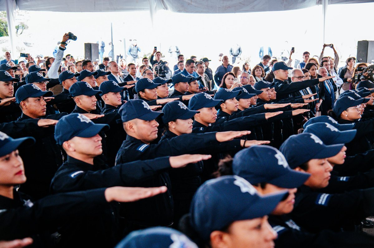 makugo's tweet photo. ¡57 nuevos policías profesionales y certificados, para defender a #Querétaro!

Con orgullo hoy se tomó protesta a la primera generación de Policía Estatal y Policías Municipales 2025, que también es la primera en certificarse a nivel nacional sobre técnicas de mediación para la justicia cotidiana, y fortalecerá las corporaciones policiales del estado y de siete municipios. ¡A darle con técnica y vocación!