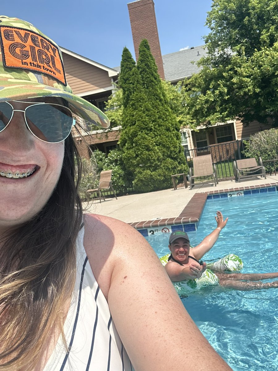 kelseyleigh403's tweet image. The pool girls are reunited for #CMAfest @garthbrooks @trishayearwood @BryanMMoore @emiliemarie513