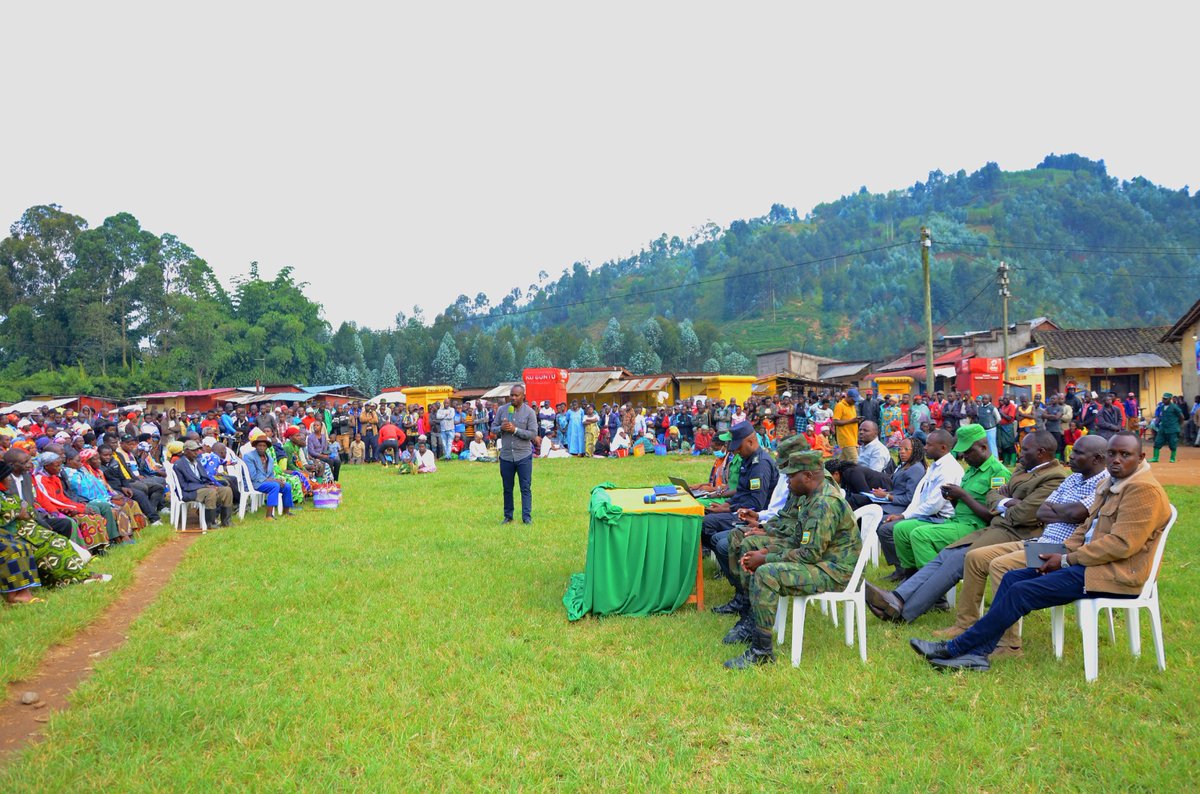 Rubavu District (@rubavudistrict) on Twitter photo Uyu munsi, mu mirenge yose hateranye inteko z'abaturage aho Umuyobozi w'Akarere <a href="/promulindwa/">MULINDWA Prosper</a> yayitabiriye mu Murenge wa Kanama Akagari ka Karambo Umudugudu wa Ndongoshori aganira n'abaturage kuri gahunda za Leta zitandukanye zigamije iterambere, imibereho myiza n'umutekano. Uyu munsi, mu mirenge yose hateranye inteko z'abaturage aho Umuyobozi w'Akarere <a href="/promulindwa/">MULINDWA Prosper</a> yayitabiriye mu Murenge wa Kanama Akagari ka Karambo Umudugudu wa Ndongoshori aganira n'abaturage kuri gahunda za Leta zitandukanye zigamije iterambere, imibereho myiza n'umutekano.