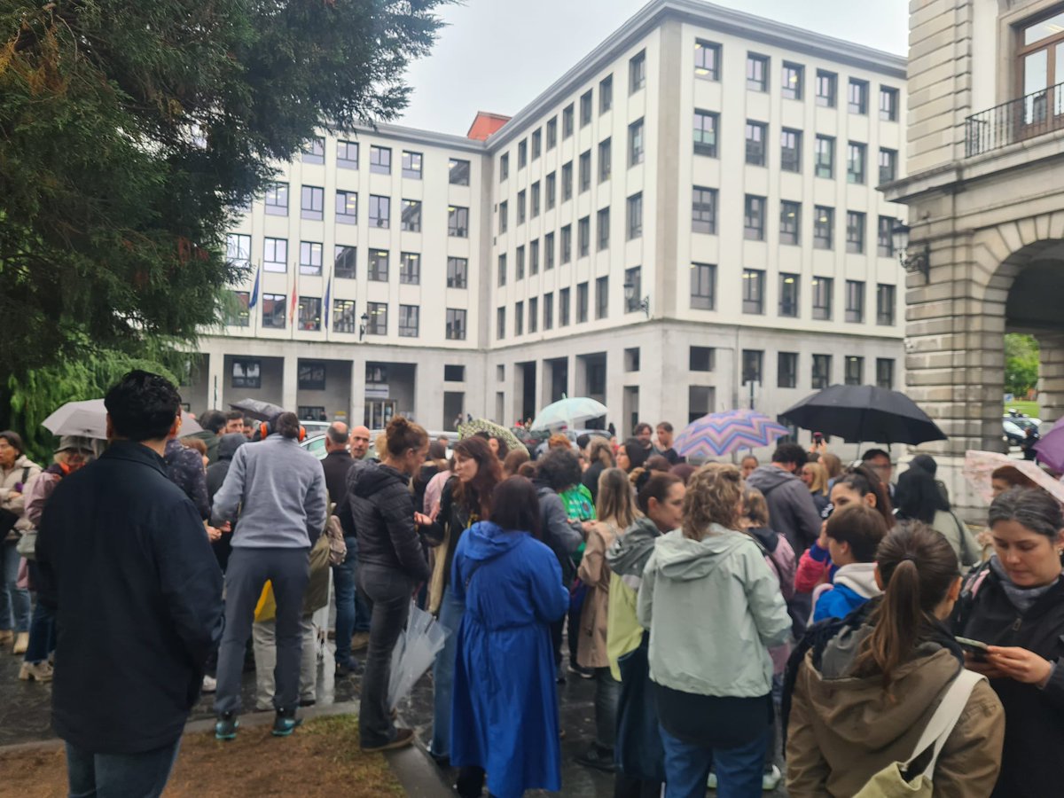 ¡¡Por una educación de calidad 📚 y por defender los derechos de peques y docentes!! ACUERDO DIGNO YA💪@adrianbarbon, <a href="/GobAsturias/">Principado de Asturias</a> <a href="/Pilar_Alegria/">Pilar Alegría</a> <a href="/sanchezcastejon/">Pedro Sánchez</a> <a href="/PSOE/">PSOE</a> #huelgadocenteasturiana <a href="/GimenaLlamedo/">Gimena Llamedo</a>