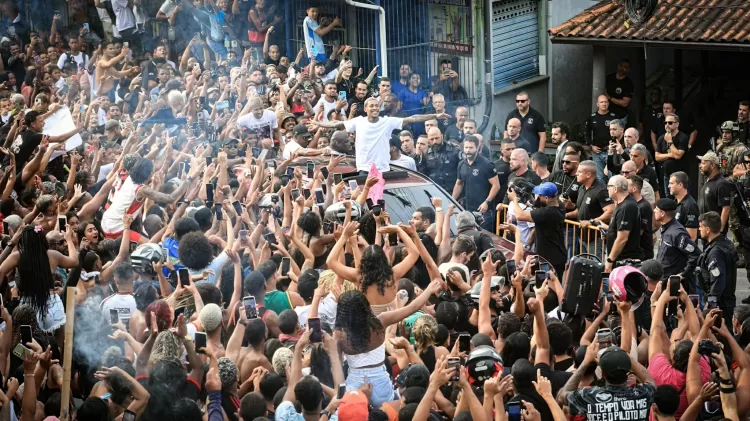 essa foto aqui do poze é inacreditável. a composição, a divisão, tudo nela é demais

victor chapetta é o fotógrafo